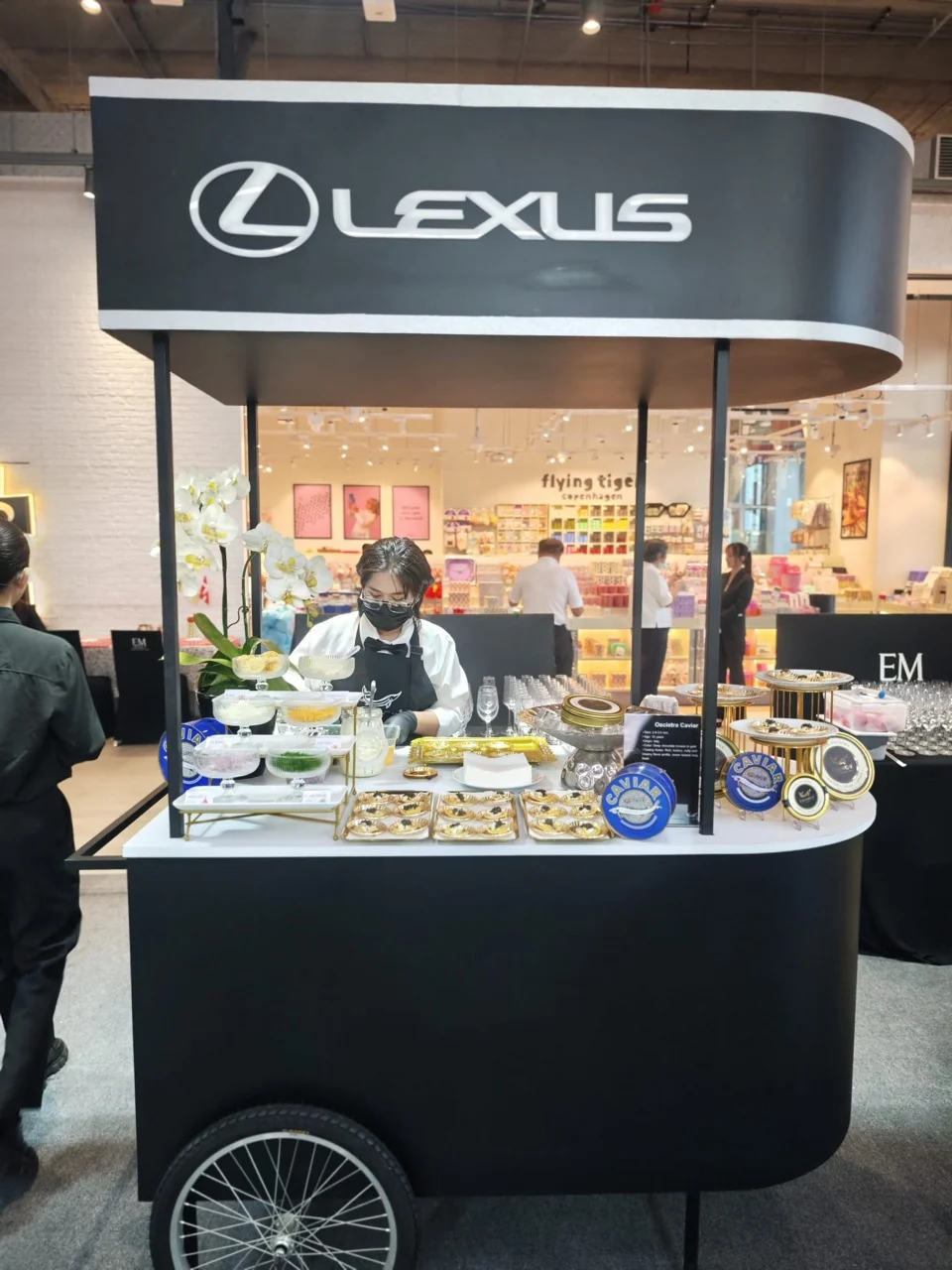 泰国 Lexus 活动中的鱼子酱服务台