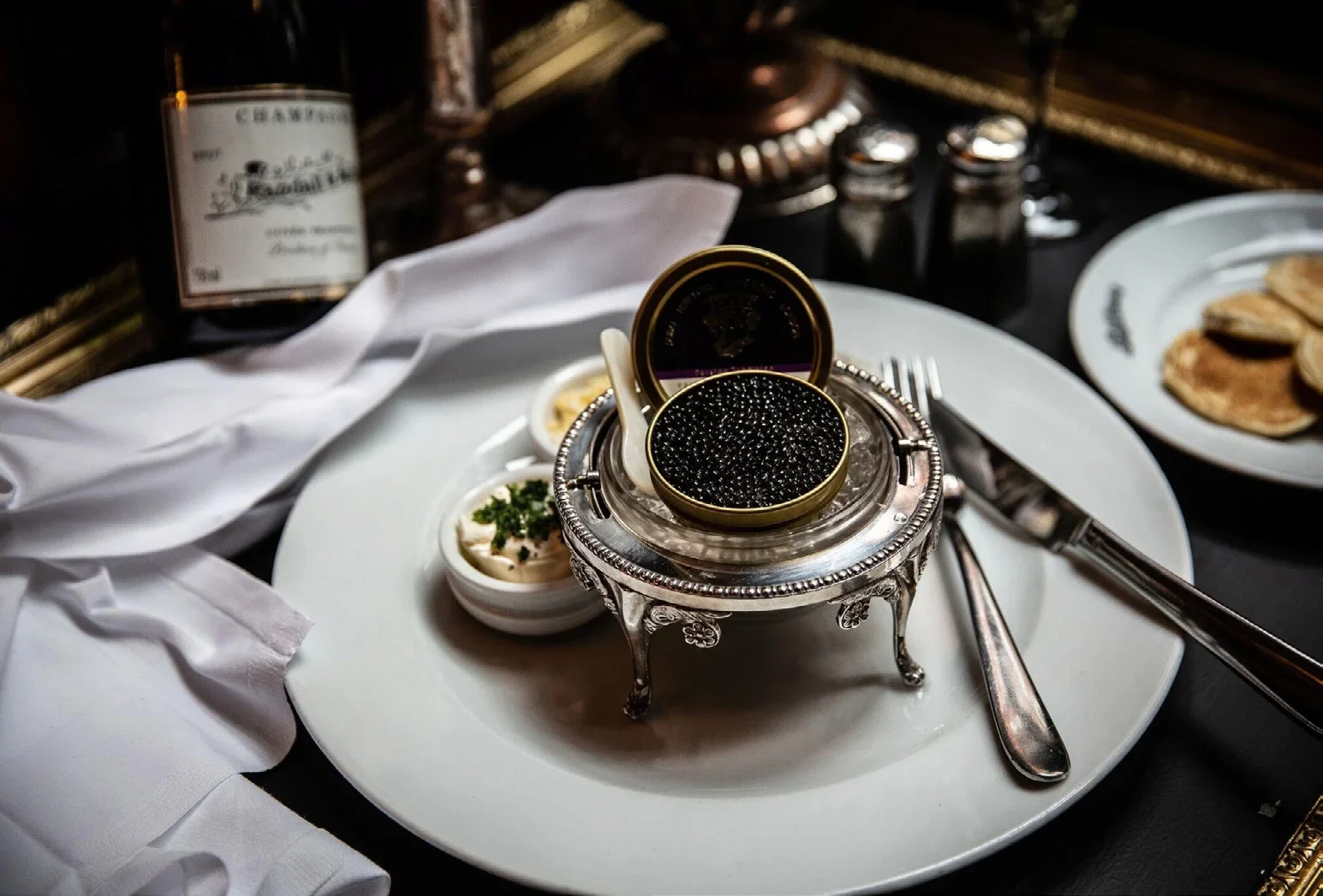 LuxurEat (露意膳) caviar table art